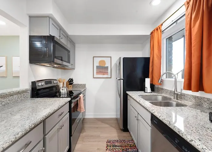 Mid-century With Pool Is Walkable To Old Town And Mall Apartment *