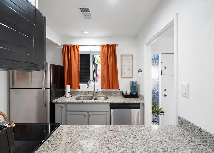 Apartment Mid-century With Pool Is Walkable To Old Town And Mall Scottsdale