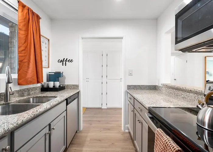 Mid-century With Pool Is Walkable To Old Town And Mall Apartment *