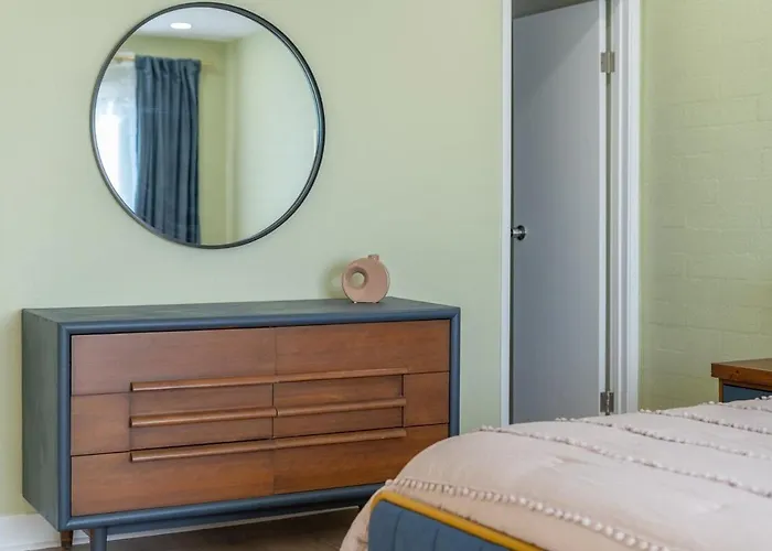 Mid-century With Pool Is Walkable To Old Town And Mall *