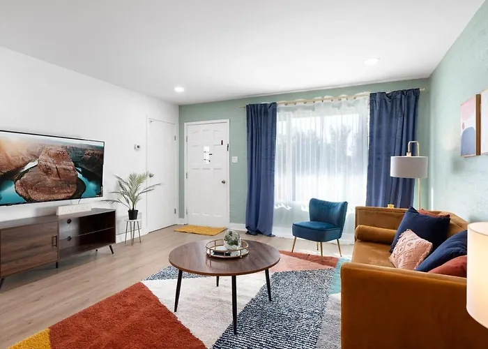 Mid-century With Pool Is Walkable To Old Town And Mall