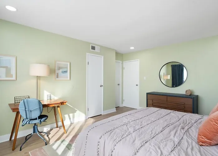 Mid-century With Pool Is Walkable To Old Town And Mall *