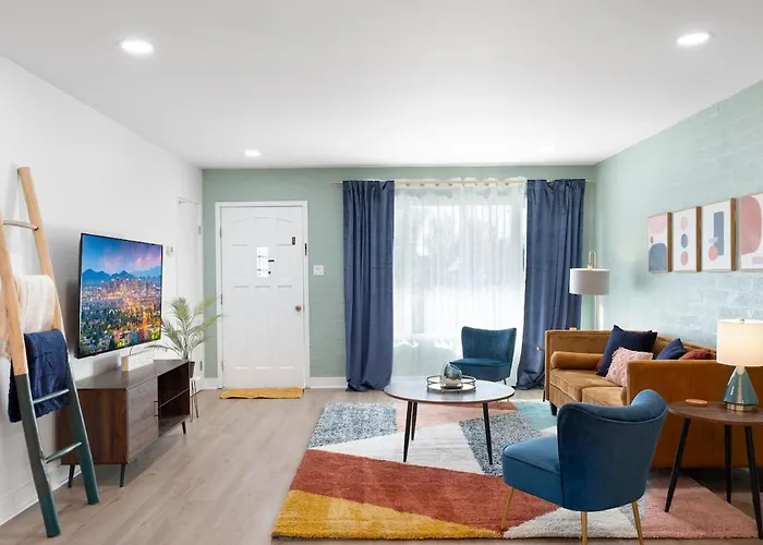 Apartment Mid-century With Pool Is Walkable To Old Town And Mall