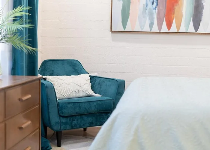 Apartment Mid-century With Pool Is Walkable To Old Town And Mall *